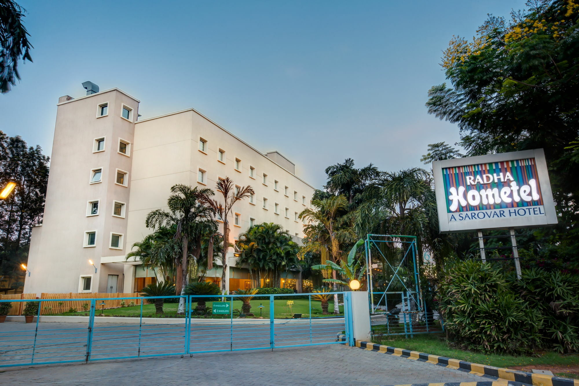 Radha Hometel Bangalore Luaran gambar