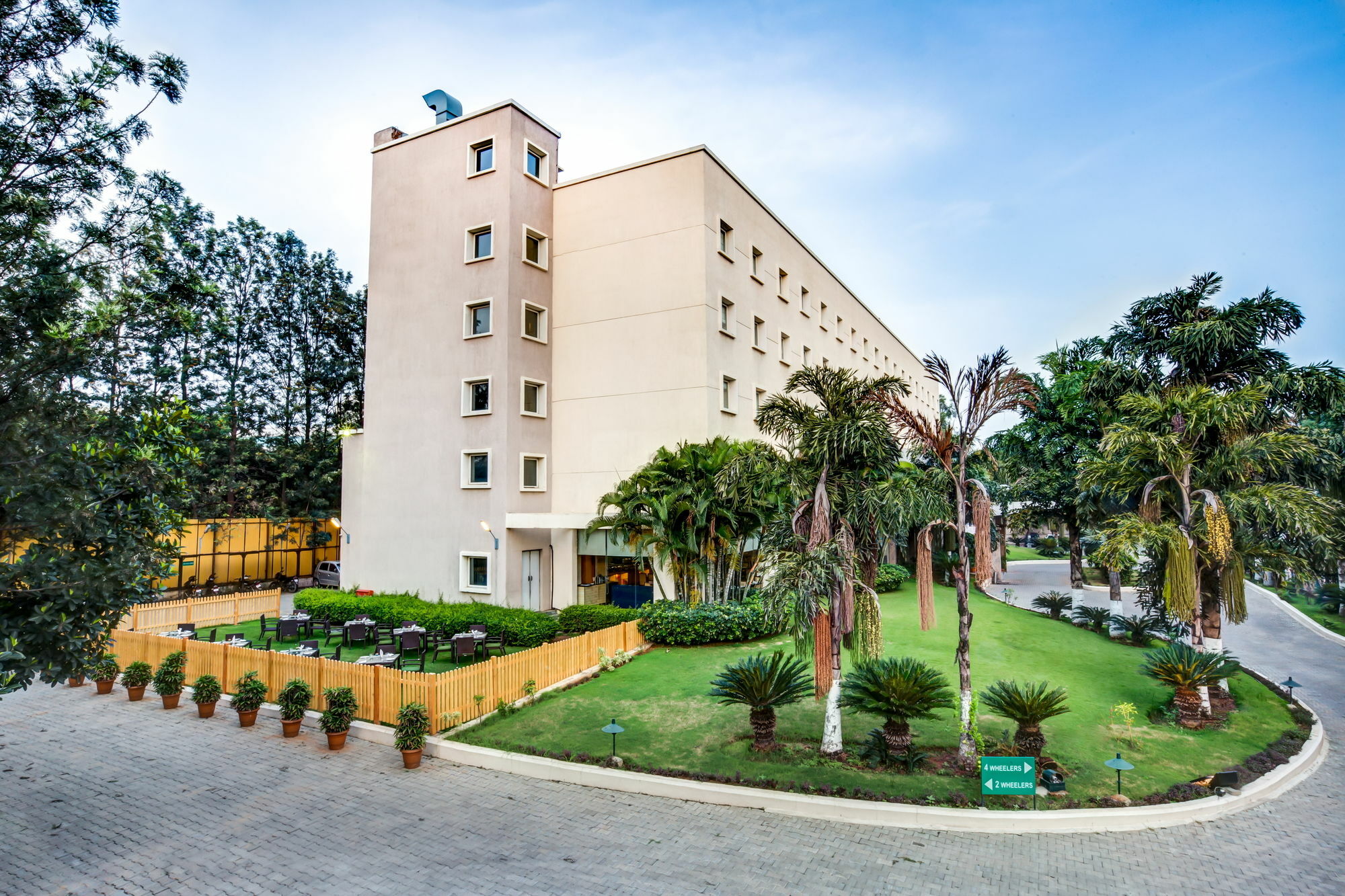 Radha Hometel Bangalore Luaran gambar